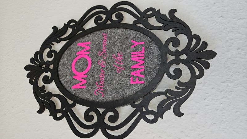 Gothic Muttertagsgeschenk personalisierbar – MOM Master & Servant of the Family – lasergeschnittener Barock-Wandschmuck handgemacht