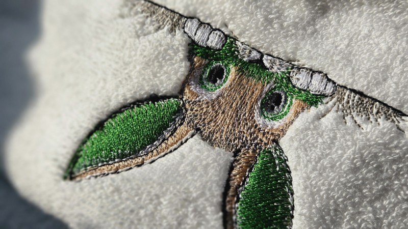 Gästehandtuch „Peeking Bunny“ – Besticktes Unikat